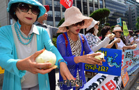 [포토] 조국 사무실 앞에서 양파 깐 학부모들 "조국일가 즉각 특검하라"