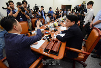 [포토] 대화 나누는 김종민-장제원