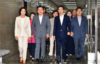 [포토] 최고위원회의 참석하는 자유한국당 지도부