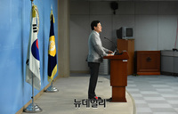 [포토] 조국 후보자 관련 기자회견 갖는 김진태 의원