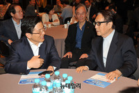 [포토] 위기극복 대토론회, 대화 나누는 황교안-박찬종