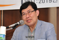 [포토] '한국경제 진단과 대안' 토론회 발제하는 윤창현 교수