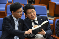 [포토] 국회법 해설집 보는 장제원 한국당 간사