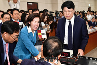 [포토] 선거법 개정안 처리 항의하는 자유한국당