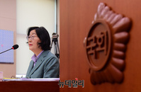 [포토] 질문에 답하는 이정옥 여성가족부 장관 후보자