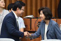 [포토] 의원들과 인사 나누는 나경원 자유한국당 원내대표