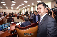 [포토] 국회 법사위 회의장 나서는 민주당 의원들