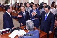 [포토] 조국 인사청문회 증인채택 관련 논쟁하는 여상규·송기헌