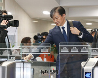 [포토] 기자회견장으로 이동하는 조국