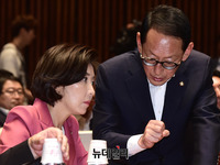 [포토] 한국당 의총, 대화나누는 '나경원-김도읍'