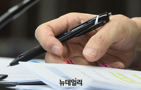 [포토] 일본 펜 사용하는 조국 후보자… 말 나오니 슬그머니