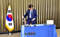 [포토] 기자회견장 나서는 조국 후보자