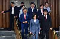 [포토] 원내대책회의 참석하는 나경원 자유한국당 원내대표