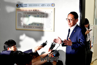 [포토] 질문에 답하는 김도읍 법사위 한국당 간사