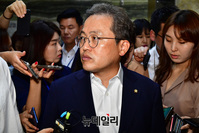 [포토] 질문에 답하는 송기현 국회 법사위 민주당 간사