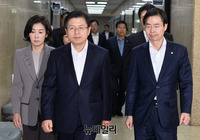 [포토] 연석회의 입장하는 한국당 지도부