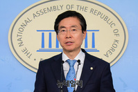 [포토] 기자회견 갖는 조경태 자유한국당 의원