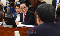 [포토] 함박도 북한군 점령 논란 관련 질문하는 서청원 의원