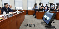 [포토] 답변하는 정경두 국방부장관