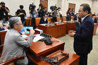 [포토] 논쟁 벌이는 여상규-송기헌