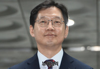 [포토] 옅은미소 띄며 법원 출석한 김경수 경남지사