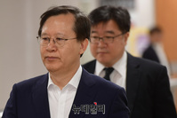 [포토] 속행공판 출석하는 박병대 전 대법관