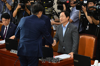 [포토] 자유한국당 의원들에게 악수 청하는 조국 후보자