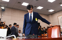 [포토] 자리로 향하는 조국 법무부 장관 후보자