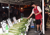 [포토] 고려대 조국 반대 3차 촛불집회, 헌화하는 학생들