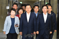 [포토] 긴급최고위원회의 참석하는 한국당 지도부