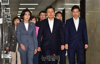 [포토] 최고위 참석하는 한국당 지도부