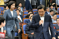 [포토] 의원총회 참석하는 황교안-나경원