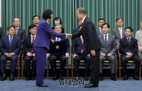 [포토] 임명장 받는 이정옥 신임 여성가족부 장관