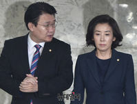 [포토] 한국당 원내대책회의 입장하는 지도부