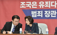 [포토] 한국당 원내대책회의, 대화하는 나경원-정용기