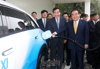 [포토] 수소 충전 시연하는 이낙연-문희상