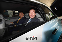 [포토] 수소차 탑승한 이낙연-문희상