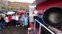 [포토] 빗속 '文정권 규탄'하는 황교안 대표