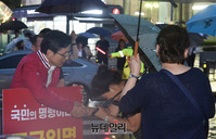 [포토] 1인시위하는 황교안, 응원하는 시민들