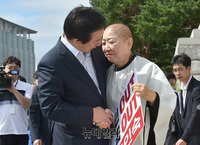 [포토] 박인숙 삭발식 격려하는 김성태 