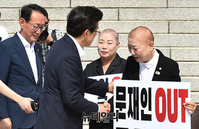 [포토] 박인숙 의원 삭발, 격려하는 황교안 대표