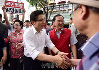 [포토] 인천 시민들과 인사하는 황교안 한국당 대표