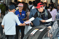 [포토] 조국 규탄 전단지 배포하는 나라지킴이 고교연합