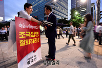 [포토] 시민과 대화나누는 황교안 대표