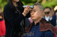 [포토] 황교안, '헌정유린 중단-조국 파면' 촉구하며 삭발투쟁