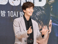 [포토] 배우 신성록, 귀여운 총잡이