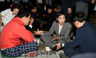 [포토] 한국당 의원들과 대화하는 나경원 원내대표