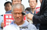 [포토] 김문수 전 경기지사, 조국 사퇴 촉구하며 삭발