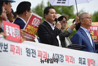 [포토] 김문수 삭발 도운 박대출 의원
