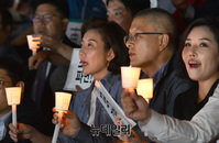 [포토] 조국 장관 규탄구호 외치는 황교안-나경원